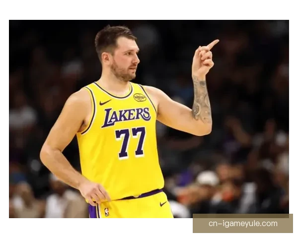 詹姆斯带队起势内线崩盘东契奇谜之操作 詹姆斯带队起势内线崩盘东契奇谜之操作